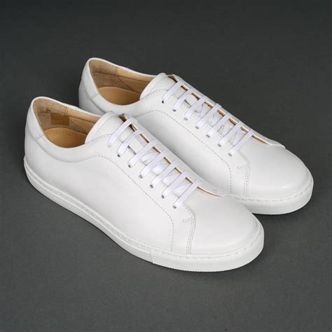 white low top sneakers men.